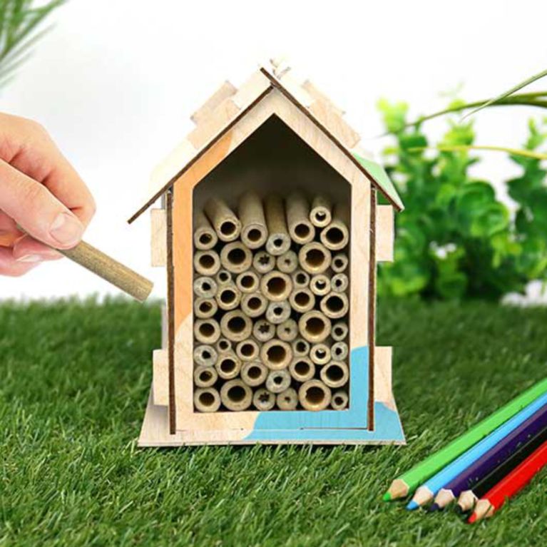                             DIY Včelí hotel                        